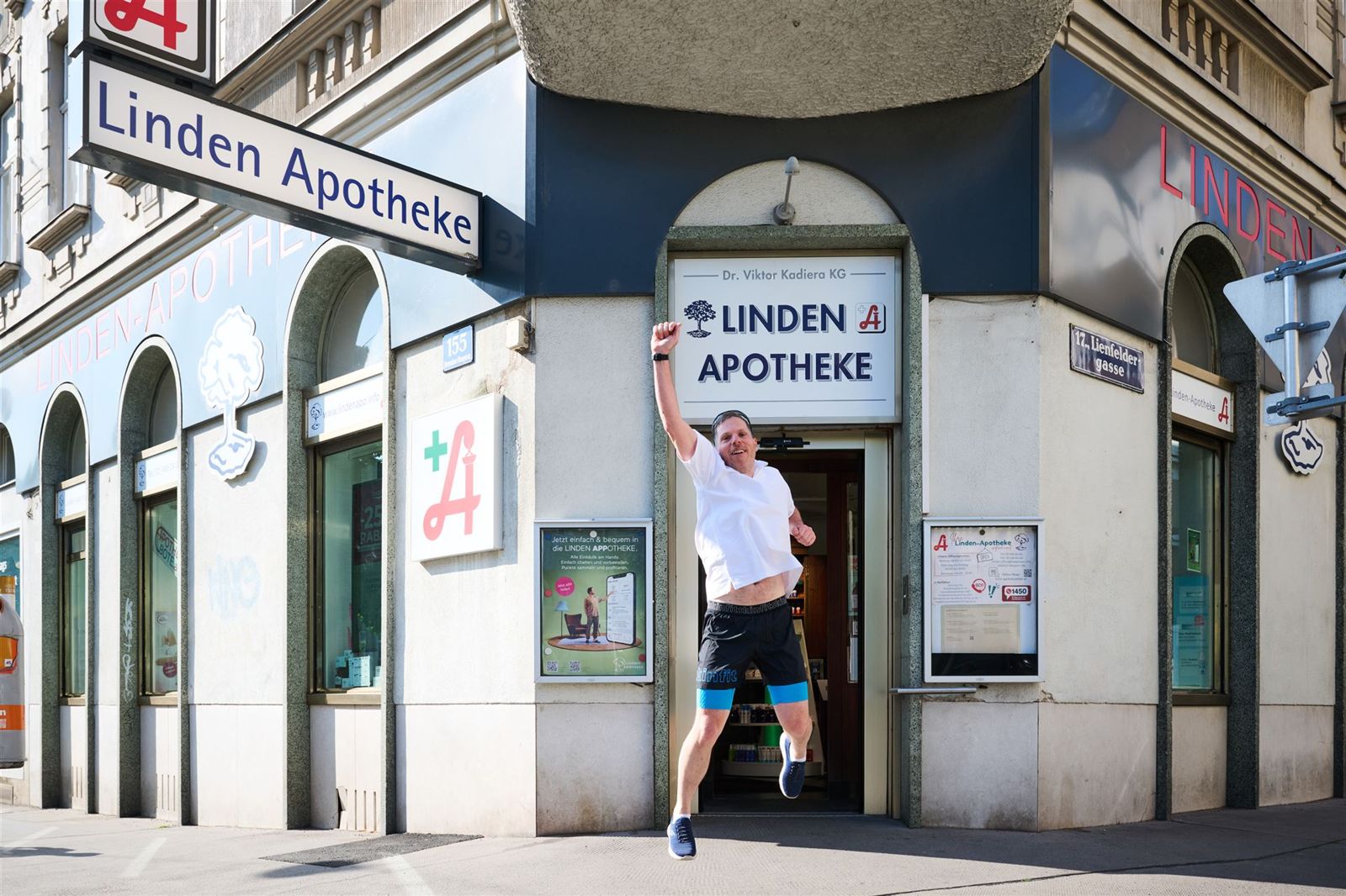 Eingang der Linden-Apotheke an der Ecke Hernalser Hauptstraße und Lienfeldergasse