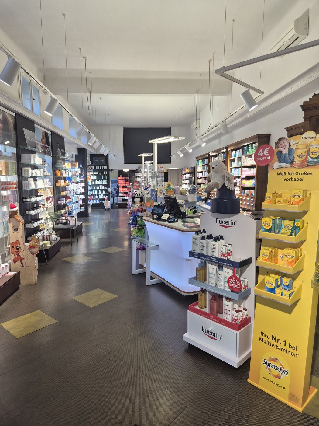 Beratungstresen mit Kassa im Verkaufsraum der Linden-Apotheke