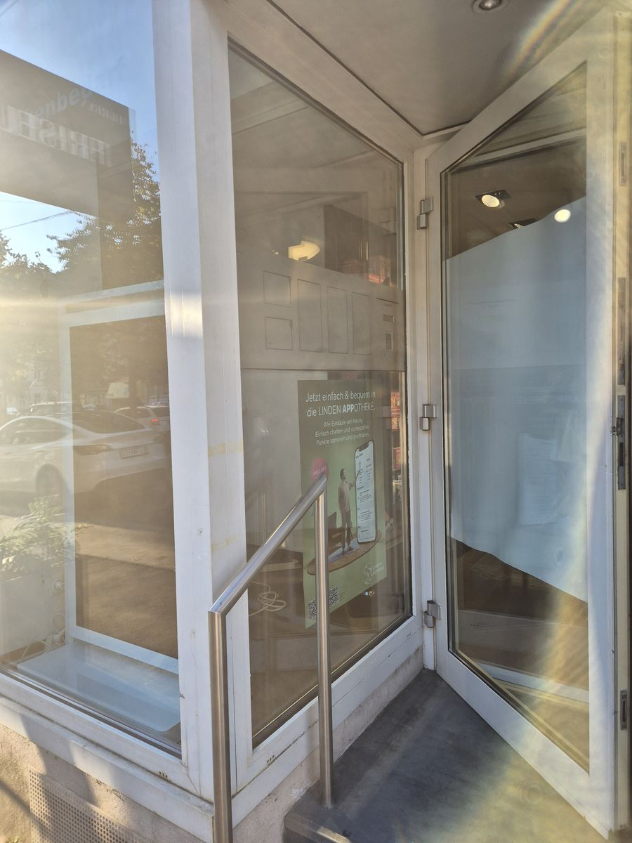 Eingang der Linden-Apotheke: links neben der Tür die Glasfront mit den Fächern des Abholtresors