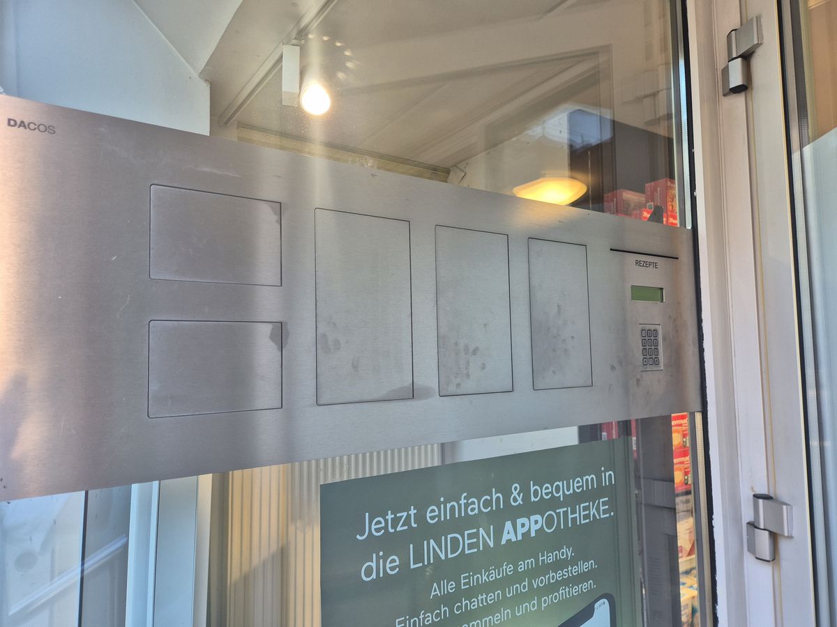 Der Abholtresor von außen: Edelstahlfront mit den Fächern und dem Tastenfeld für den Abhol-Code